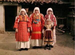 Българки от Маледония в национални носии